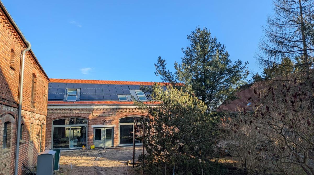 Hof Südseite mit Solaranlage und großen Schiebetüren