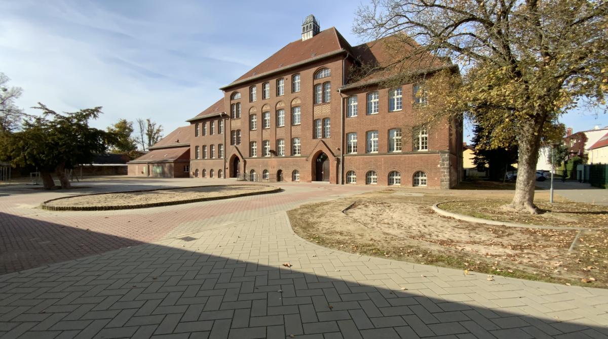 Bei der alten Schule in Zehdenick handelt es sich um ein rotes, dreistöckiges Backsteingebäude von 1908.